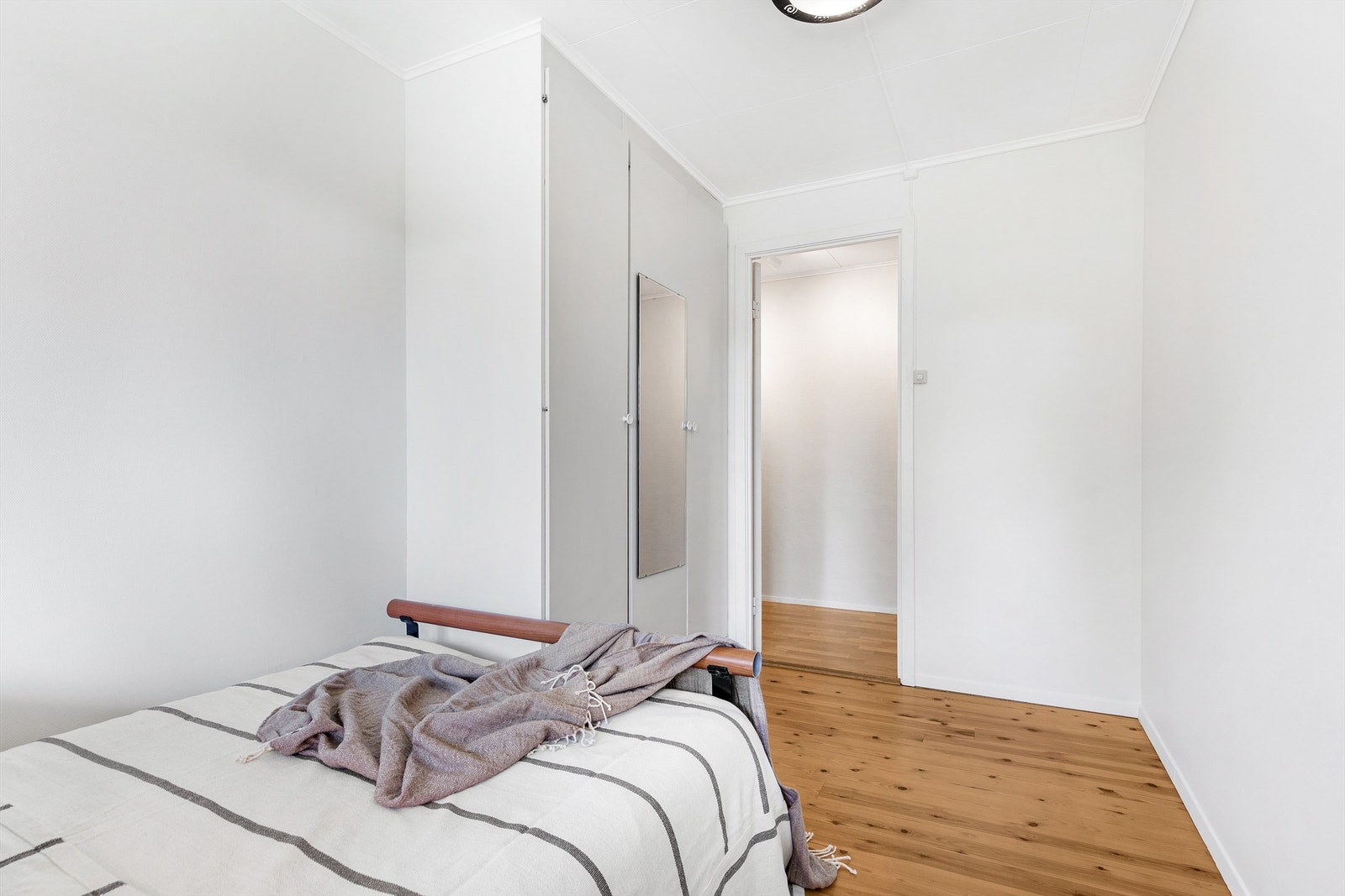 God plass til klær i integrert garderobeskap. Galleribilde