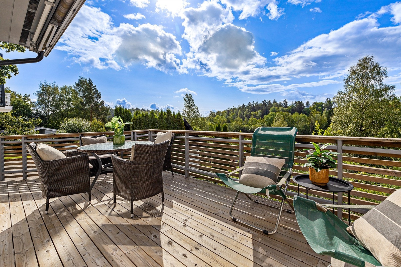 Fra stuen er det utgang til en balkong på 21kvm med fin utsikt og gode solforhold Galleribilde