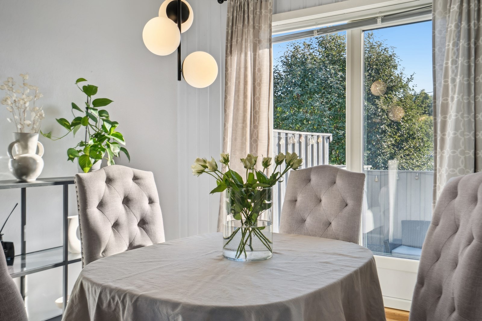 Fra stuen er det utgang til en hyggelig terrasse. Galleribilde