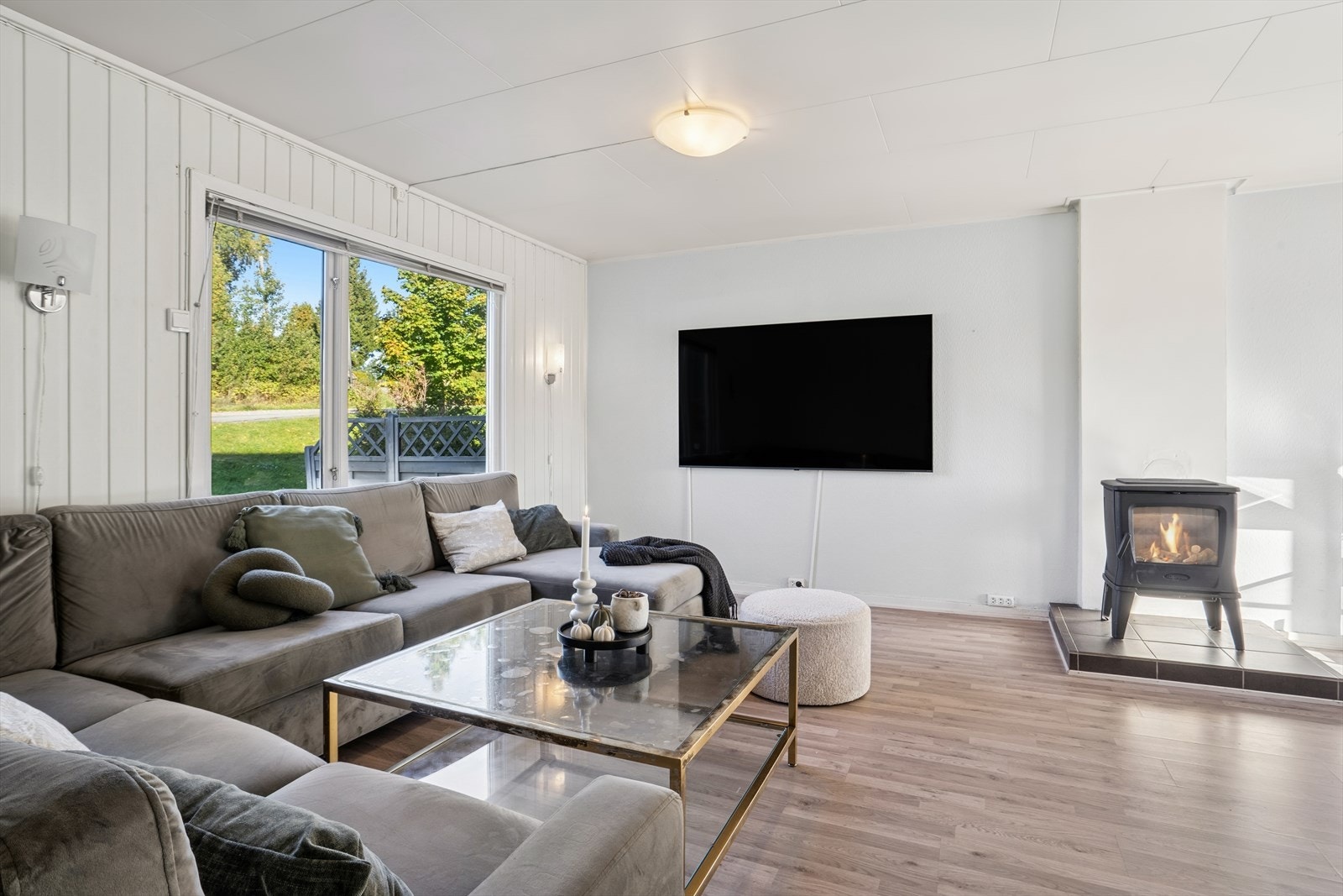 Boligen har en romslig stue og spisetue, med plass til hyggelig sofahjørne og annet møblement. Galleribilde