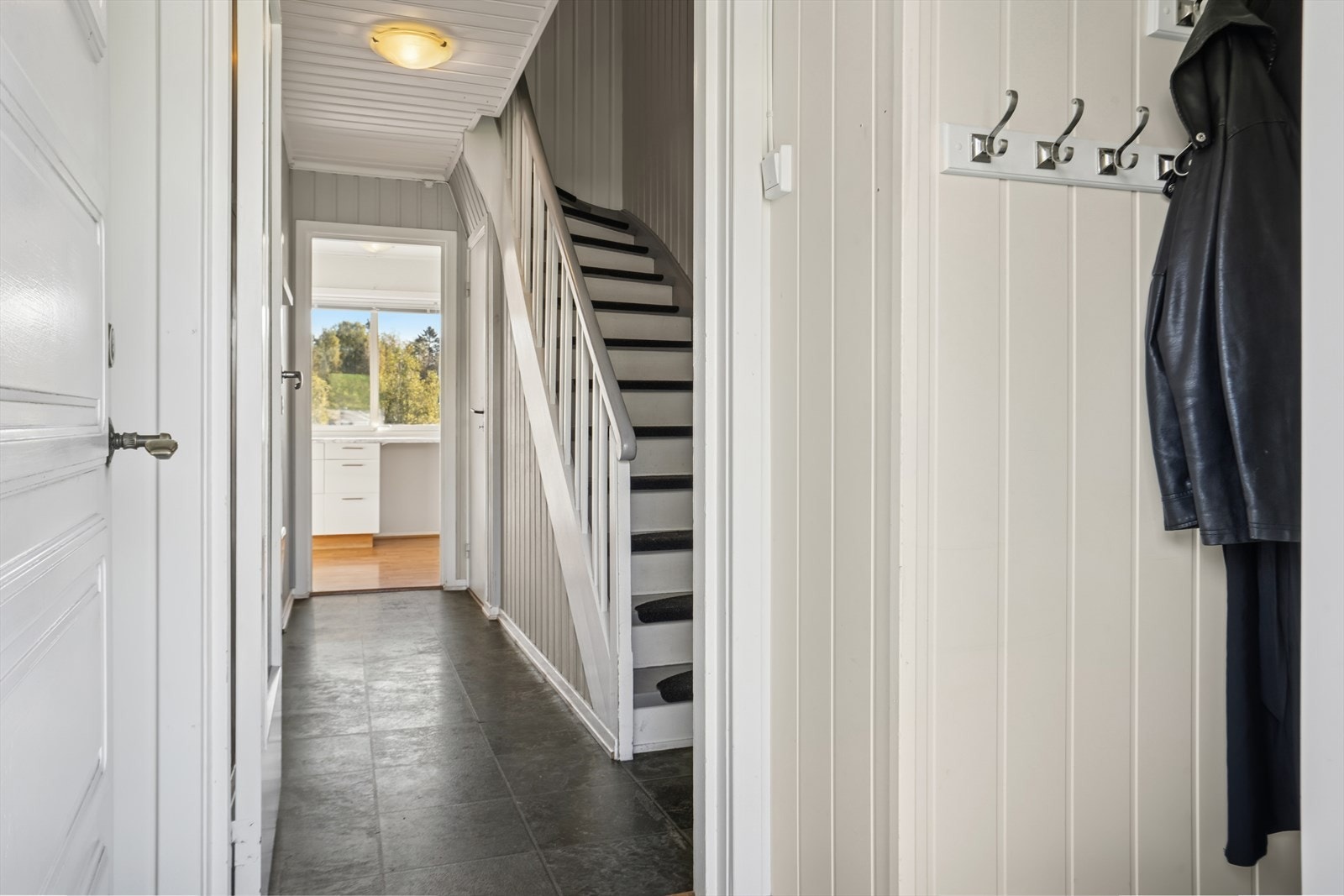 Entré med plass til sko- og klesoppheng. Galleribilde