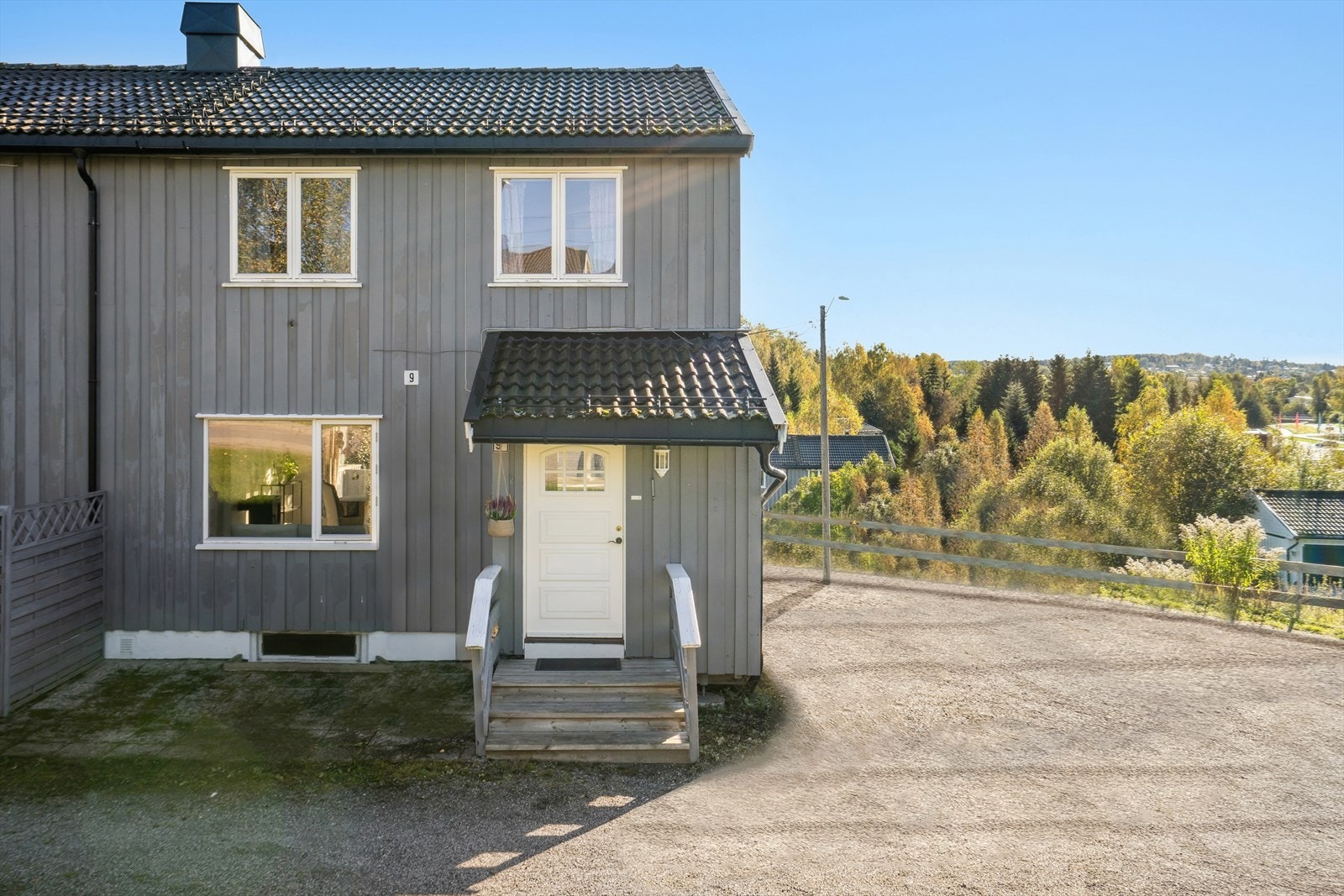 Andelen disponerer parkering på felles biloppstillingsplass utenfor. Det finnes også gjesteparkeringer. Galleribilde