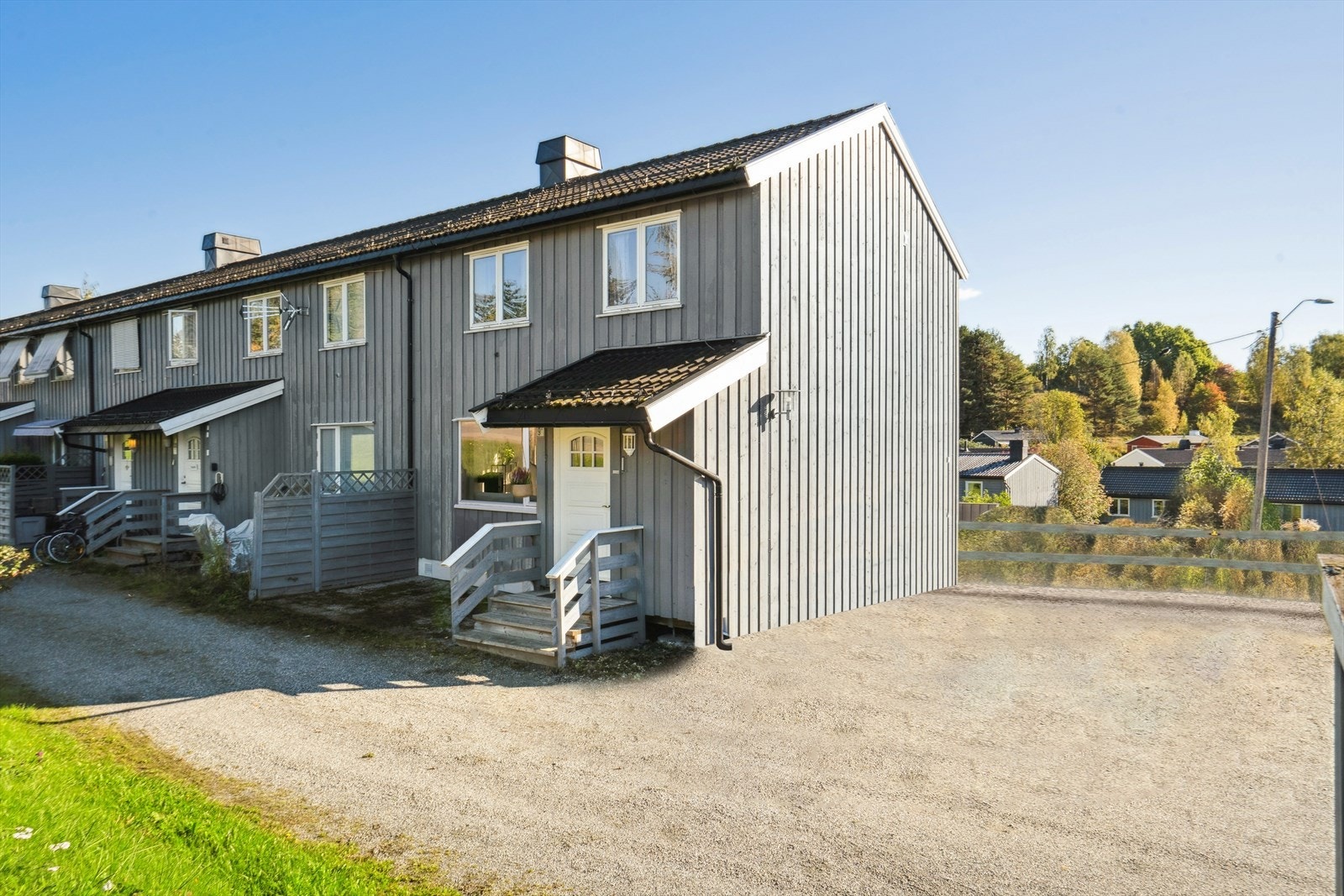Boligen har uteplasser både på fremsiden og baksiden av huset. Galleribilde