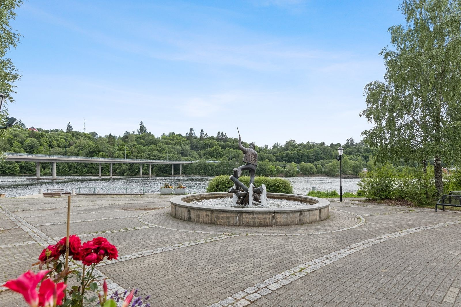 En kort spasertur unna finner du Eidsvoll sentrum og idylliske Vorma med båthavn og gjestebrygge. Galleribilde