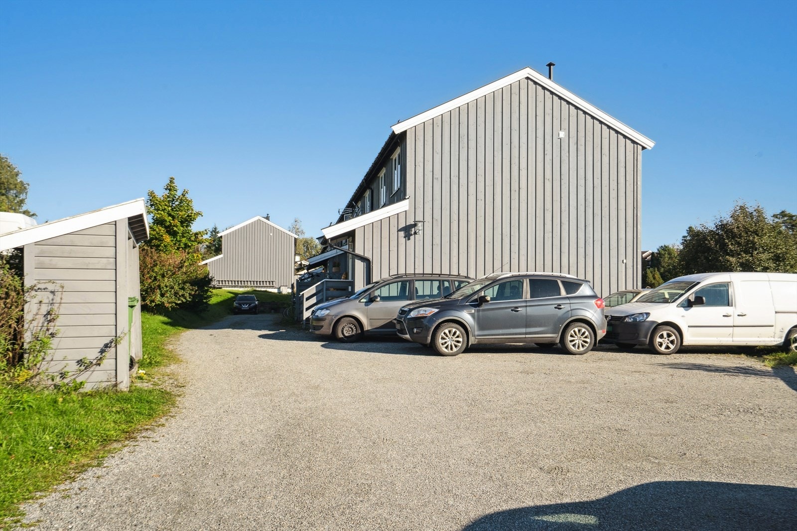 Parkering på biloppstillingsplass utenfor, gjesteparkeringer finner du på nedsiden av boligen. Galleribilde