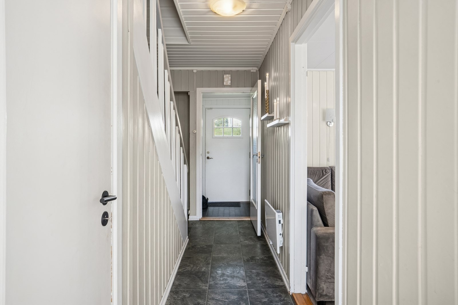 Fra gangen er det trapp ned til kjeller med boder, og videre inngang til felles kjellerrom/vaskerom. Galleribilde