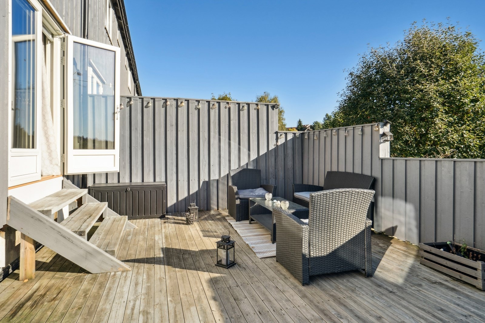 Romslig terrasse med plass til utemøblene. Galleribilde