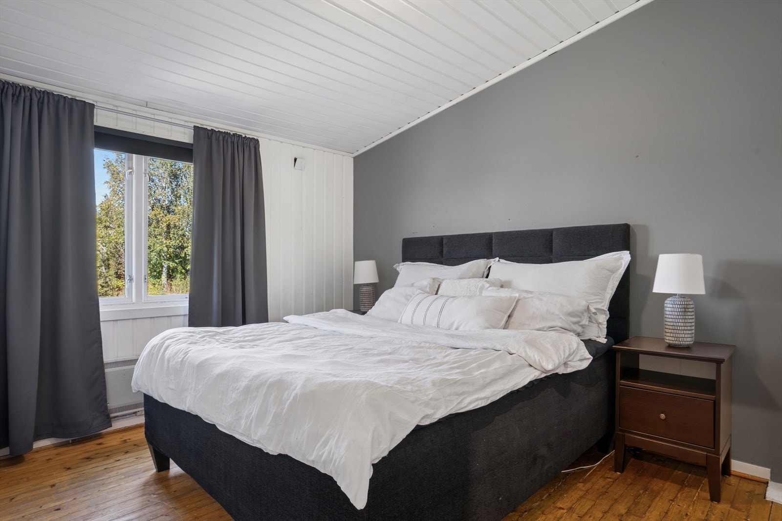 Soverom 1 av god størrelse med plass til dobbeltseng og garderobeløsning. Galleribilde