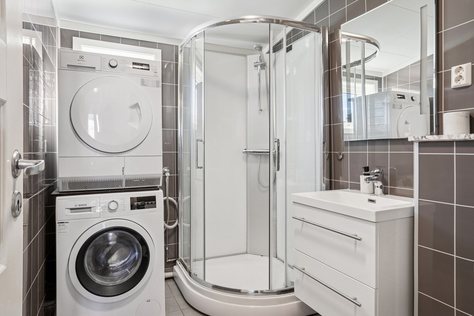 Pent baderom fra 2017, med varme i gulv. Opplegg for vaskemaskin og tørketrommel. Galleribilde