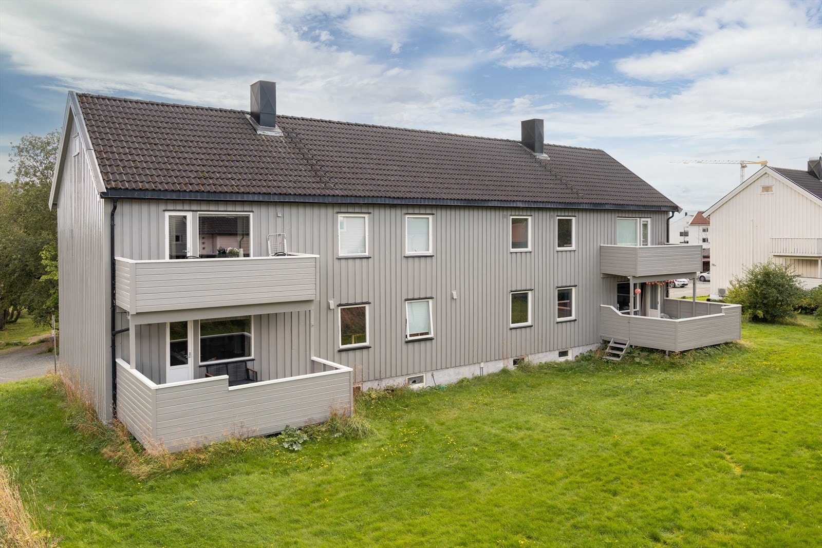 Selve bygget ligger i blindvei vendt mot friområde og egen tomt på over 1 700 m². Galleribilde