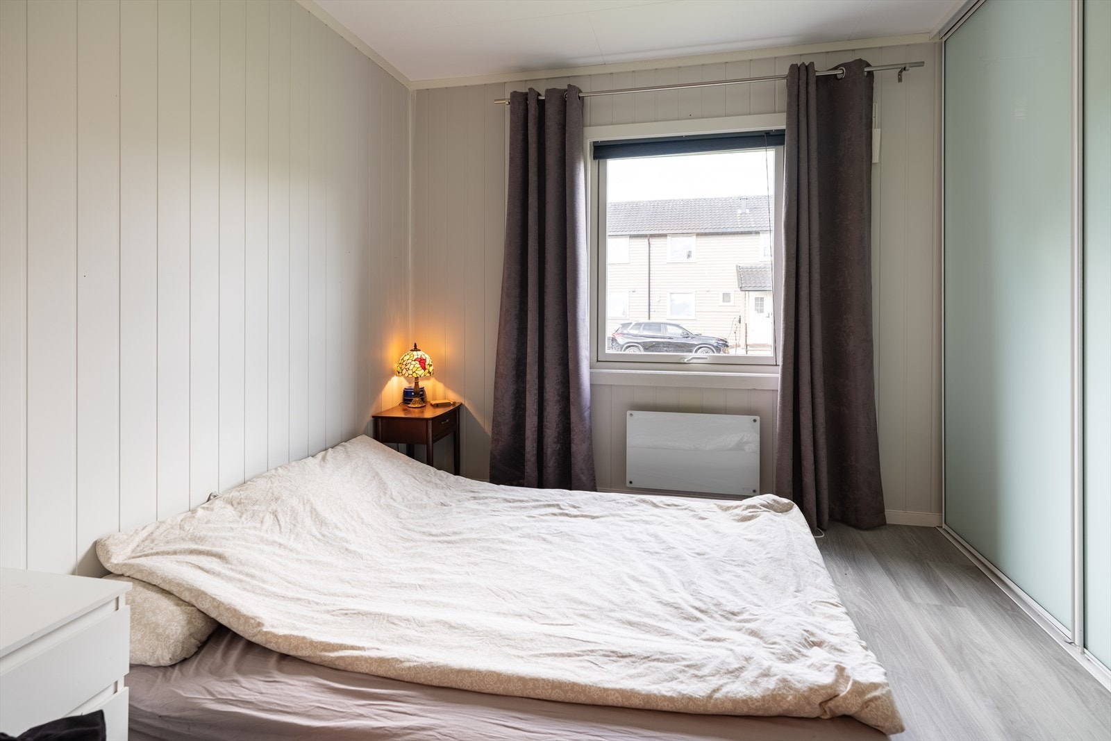 Soverom på 10 m² med god plass til dobbeltseng og nattbord. Galleribilde