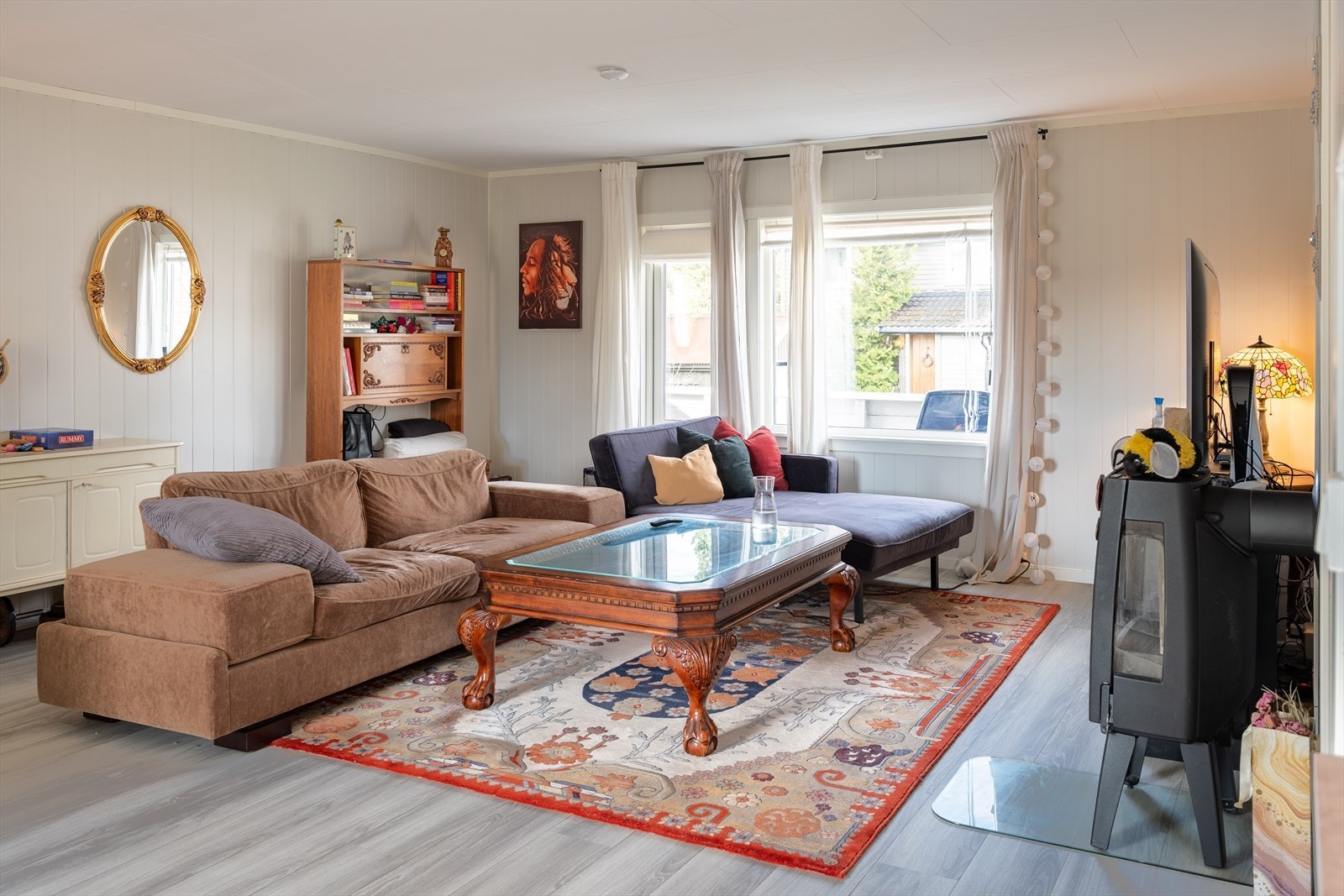 Leiligheten byr på to soverom, romslig stue- og kjøkkenløsning, flott baderom, gang samt en loftdel som tilhører seksjonen. Galleribilde