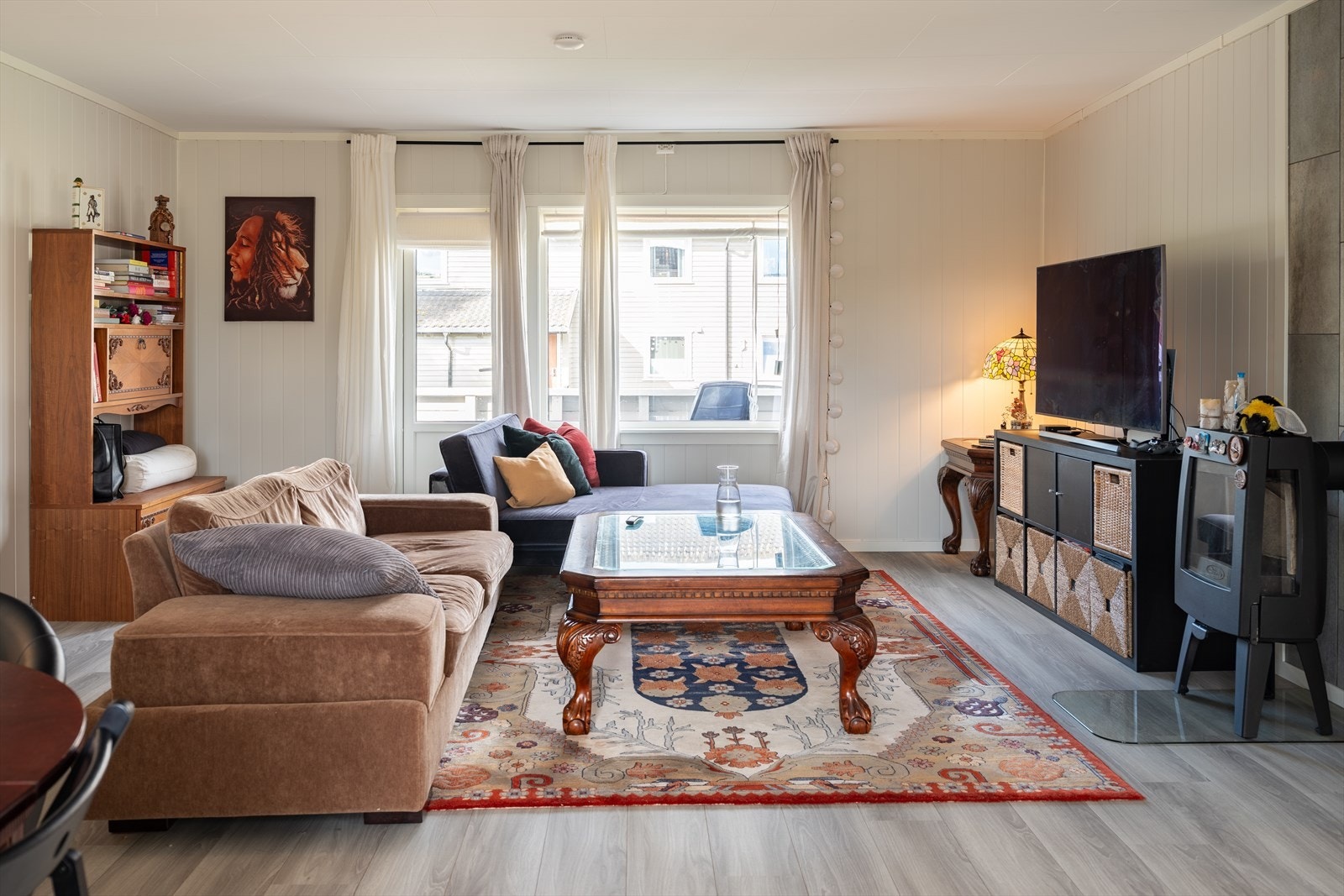 Stue- og kjøkkenløsning strekker seg over 40 m² med god plass til flere møbleringssoner. Galleribilde