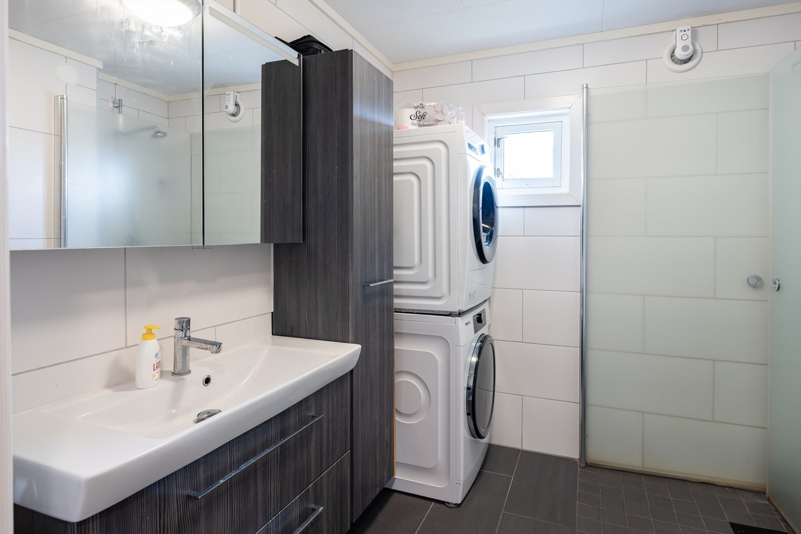 Stilrent flislagt baderom oppgradert i 2018. Galleribilde