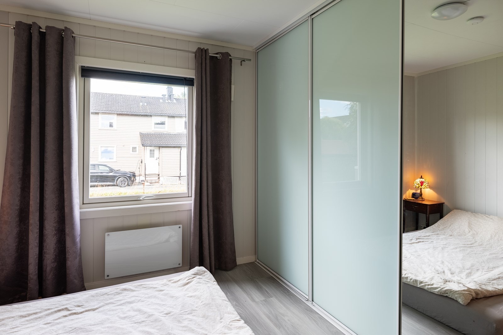 Stilrent, integrert garderobeskap på soverommet. Galleribilde