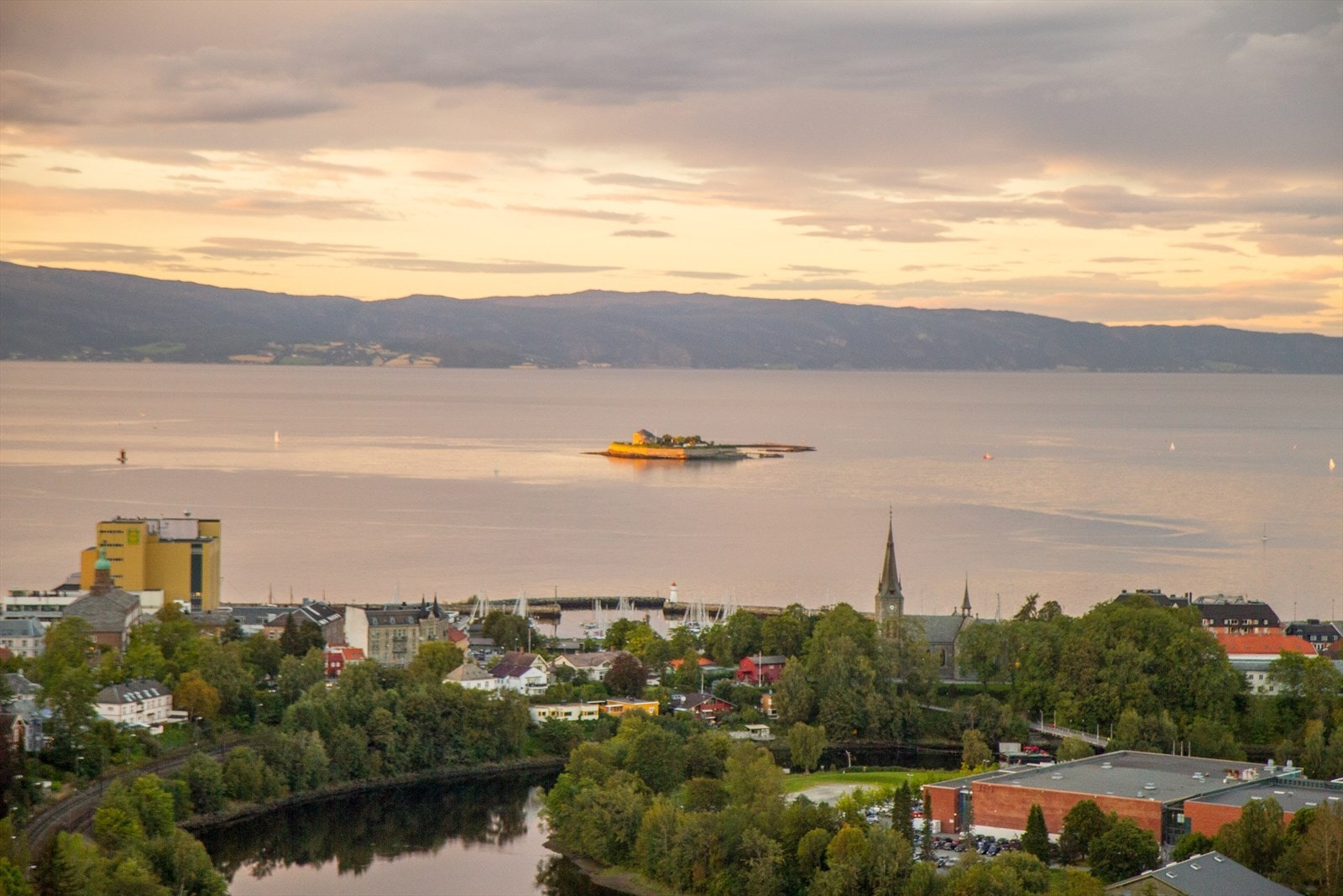 Utsikt over Trondheimsfjorden fra Sverresli utsiktspunkt. Galleribilde