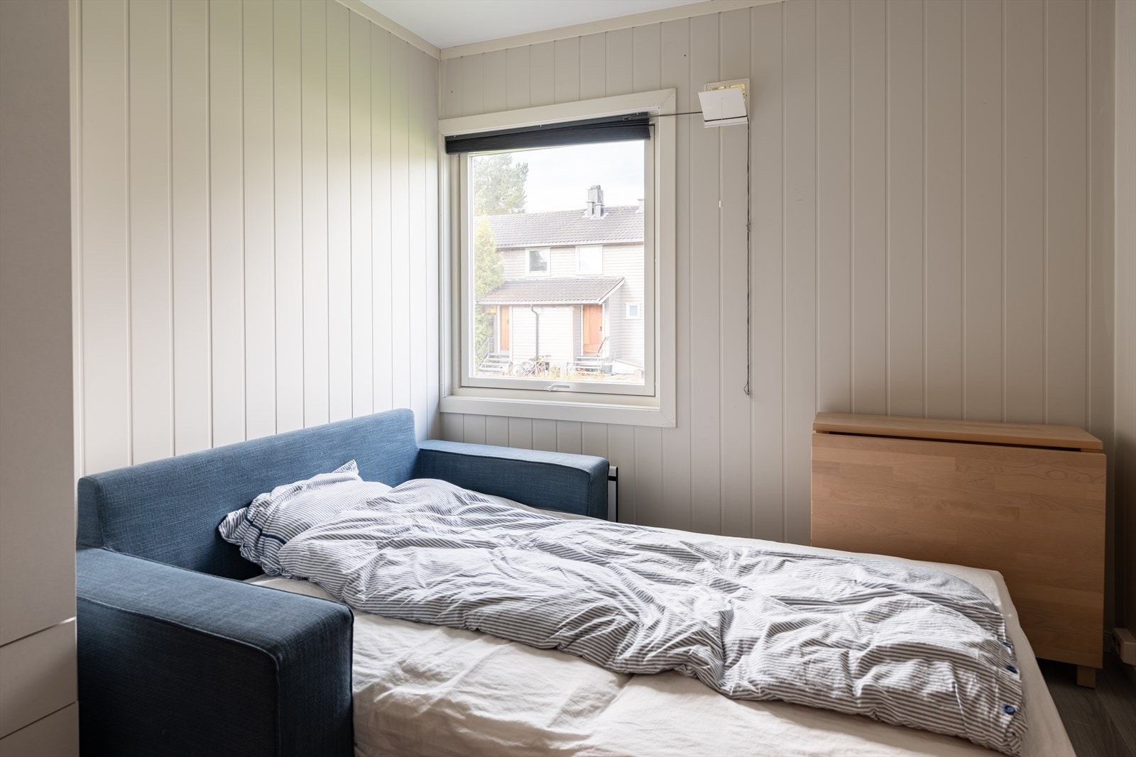 Soverom på 8 m². Garderobeskap medfløger naturlig handelen. Galleribilde