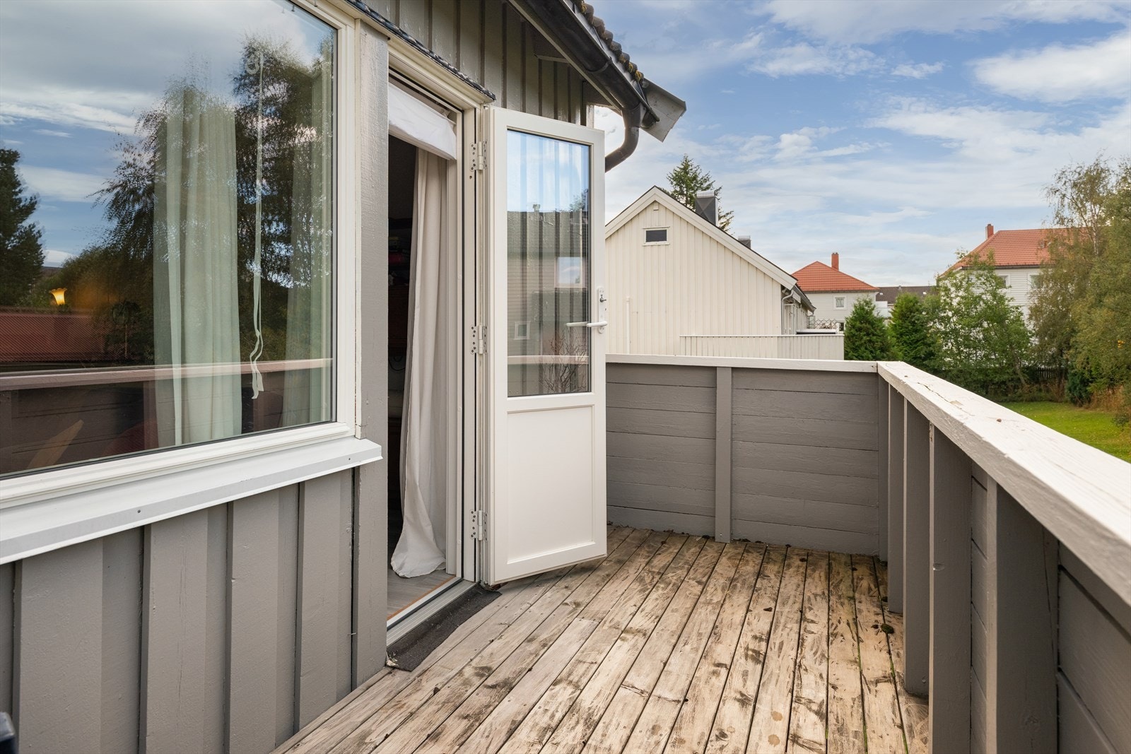 Fra stuen har du direkte utgang til boligens balkong. Med sine 7 m² er det god plass til en koselig møbleringssone. Galleribilde