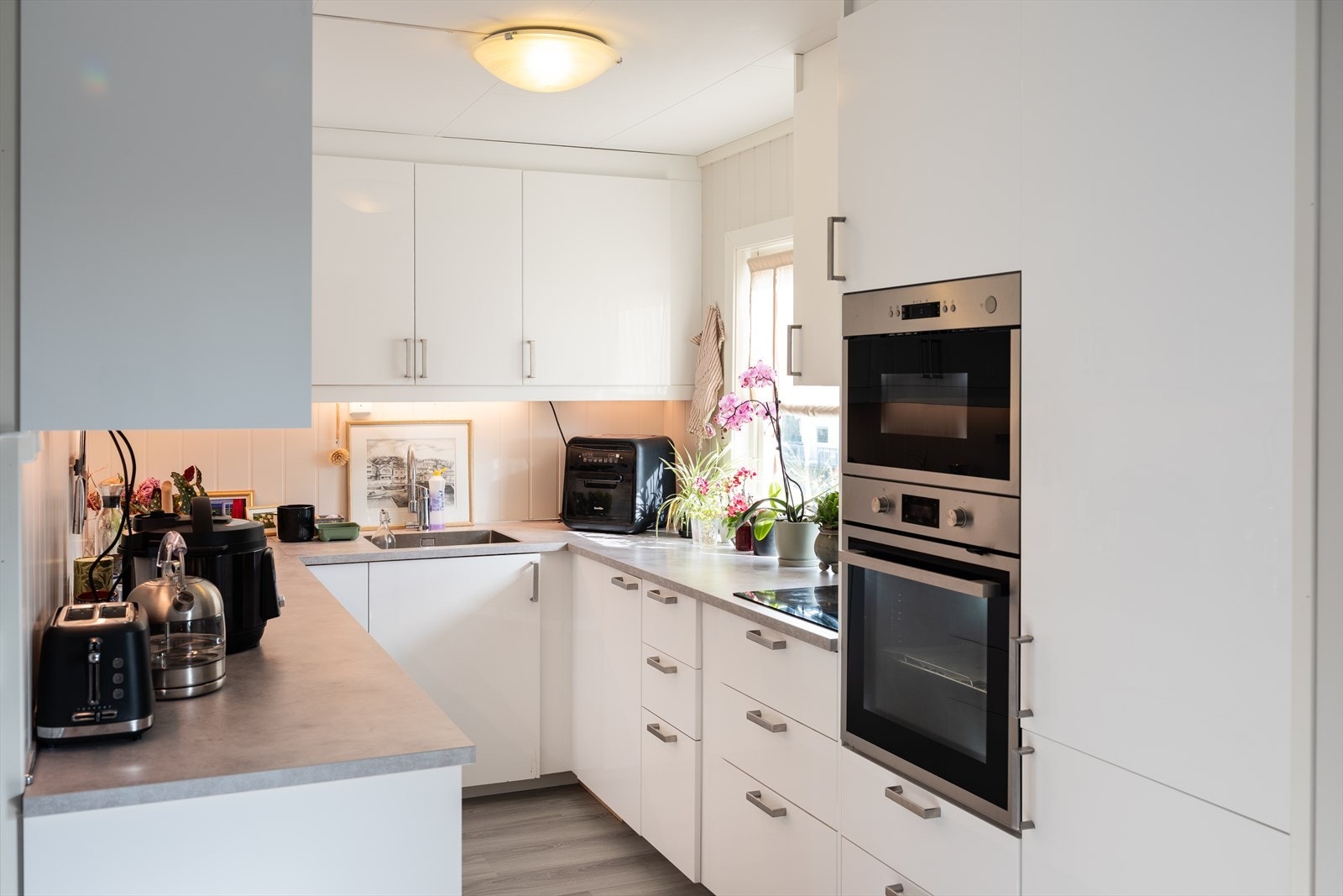 Utstyrt med platetopp, stekeovn, mikrobølgeovn samt kjøle- og fryseskap Galleribilde