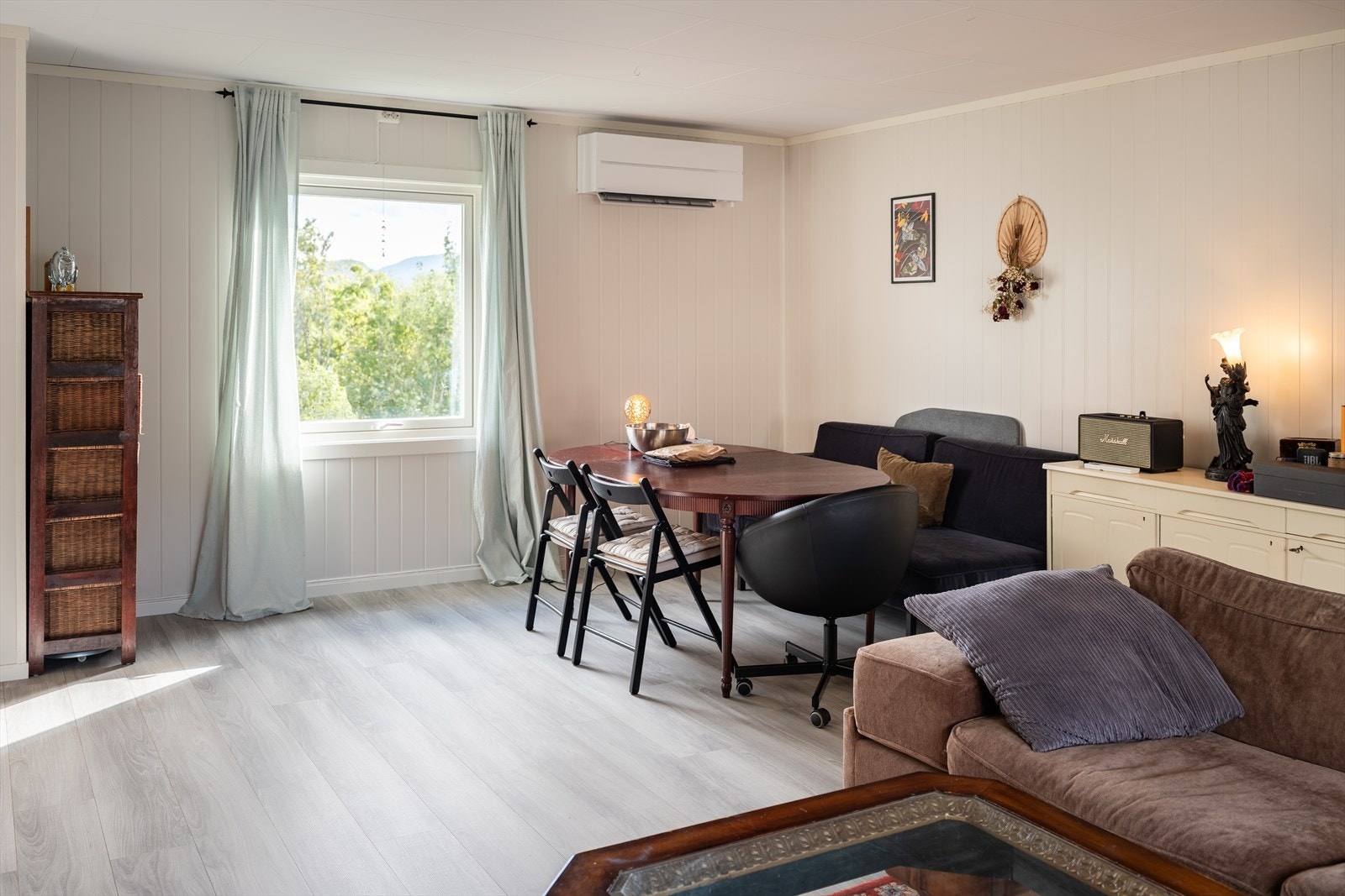 Lave felleskostnader på kr. 1 700,- som inkluderer forsikring av eiendommen, ytre nødv. vedlikehold, innkjøp av utstyr til daglig drift og strøm i fellesareal. Galleribilde