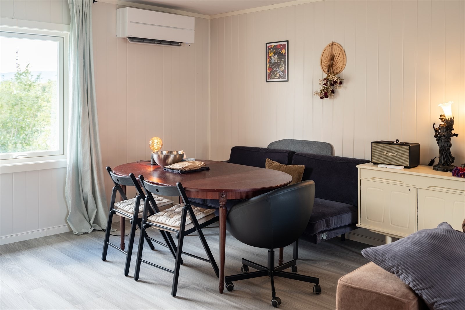 Leiligheten oppvarmes med elektrisitet, vedfyring og varmepumpe fra 2018. Galleribilde