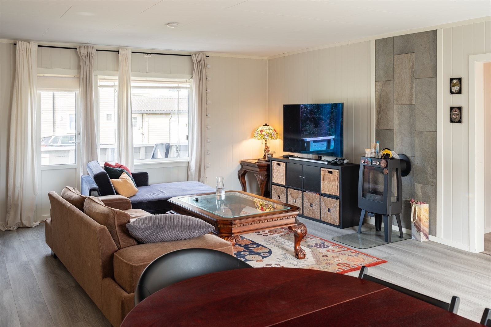 Naturlig lysinnslipp fra store vindusflater skaper en romslig romfølelse. Galleribilde