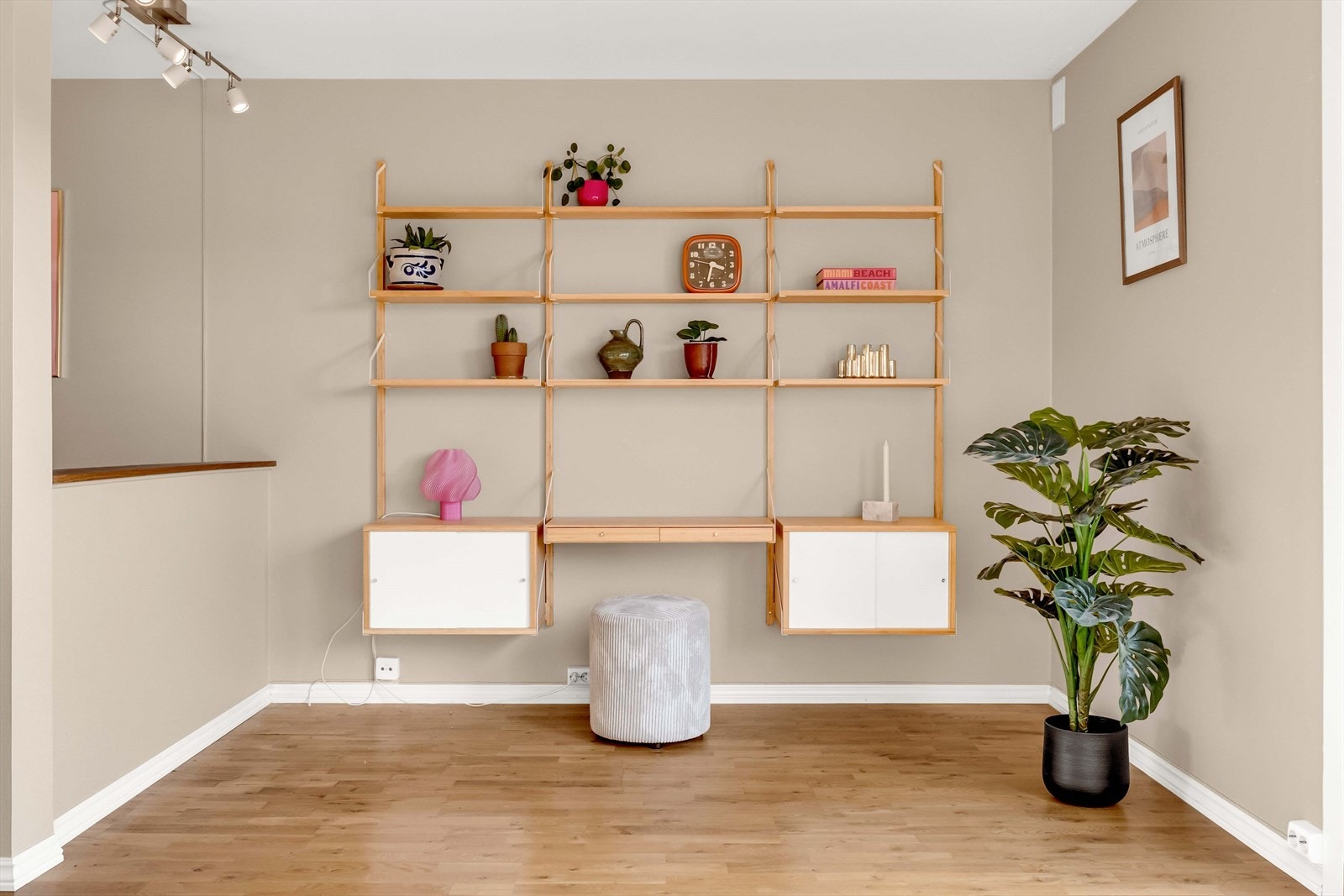 Det er godt med veggplass til oppbevaringsmøblement eller pyntegjenstander Galleribilde