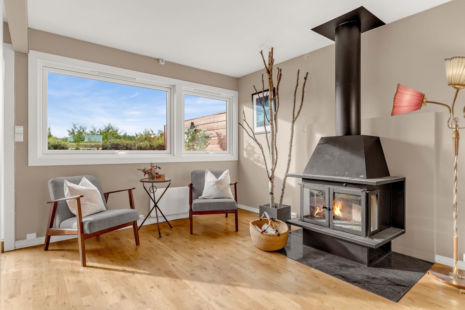 I stuen finner du en flott peis, som holder deg varm gjennom høst, vinter og vår. Galleribilde