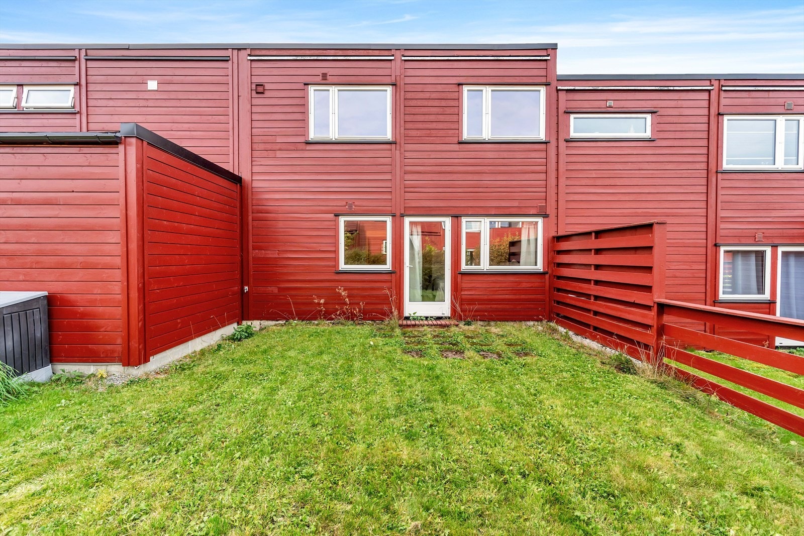 På andre siden av boligen har du en stor hage, med utgang fra hovedsoverommet. Dette er uten tvil den perfekte plassen for lange og late sommerdager! Galleribilde