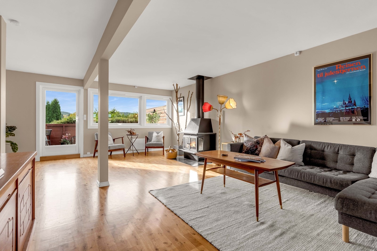 Rommet har en flott planløsning, gode møbleringsmuligheter og godt tilpasset et sosialt liv. Galleribilde