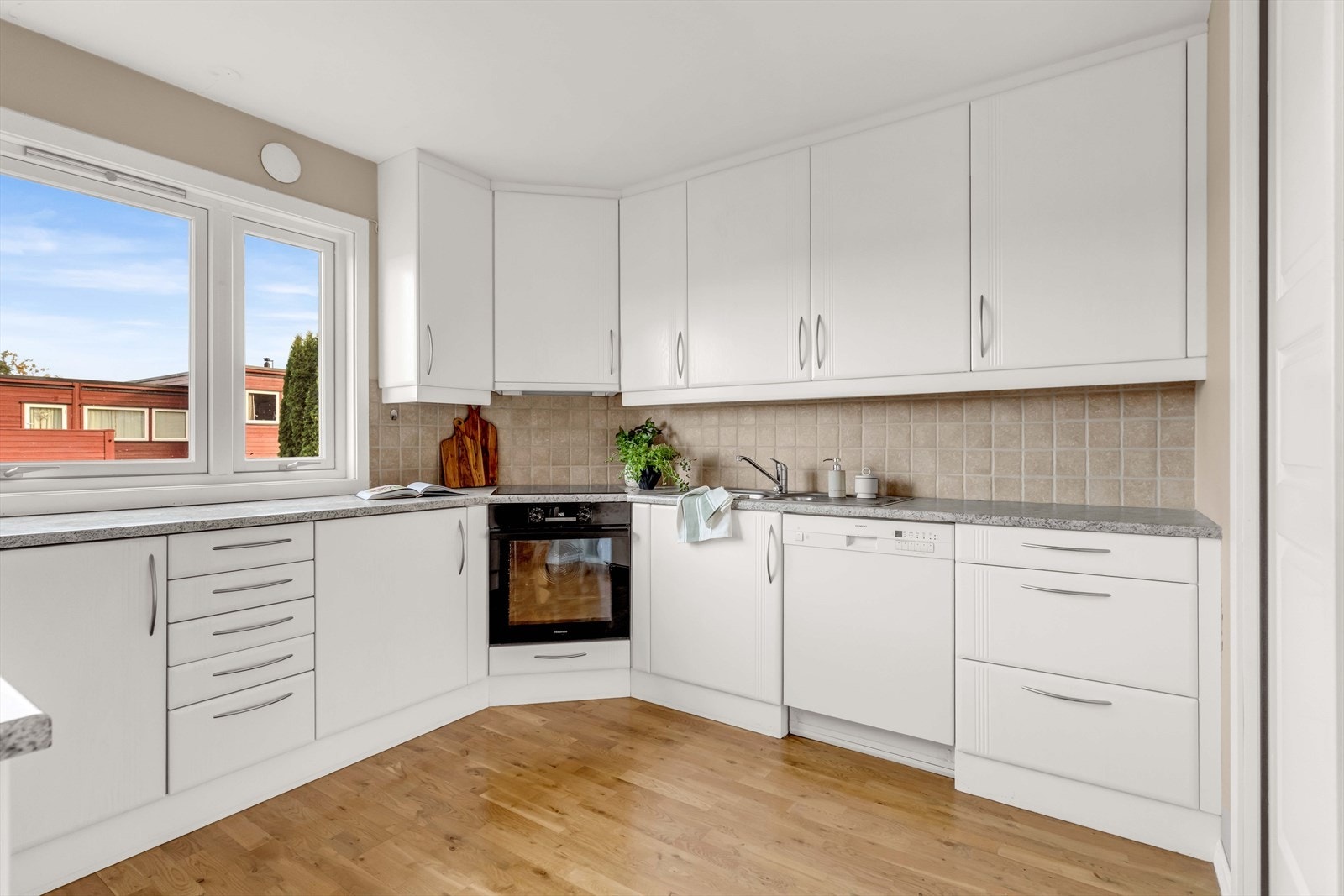 Kjøkkenet er godt utnyttet med mye skap- og benkeplass. Galleribilde