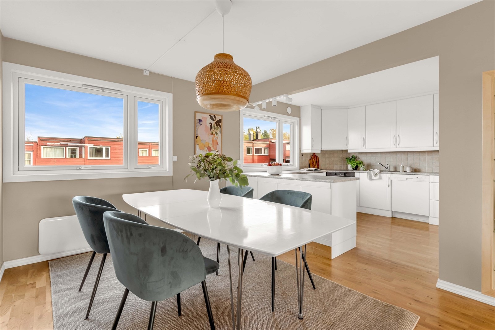 I andre enden av stuen finner du en flott spisestue - perfekt for lystige lag! Galleribilde