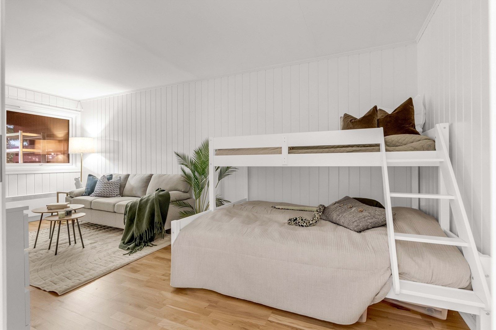 Soverom 2 er lyst og innbydende, med plass til både køyeseng samt sofa. Galleribilde