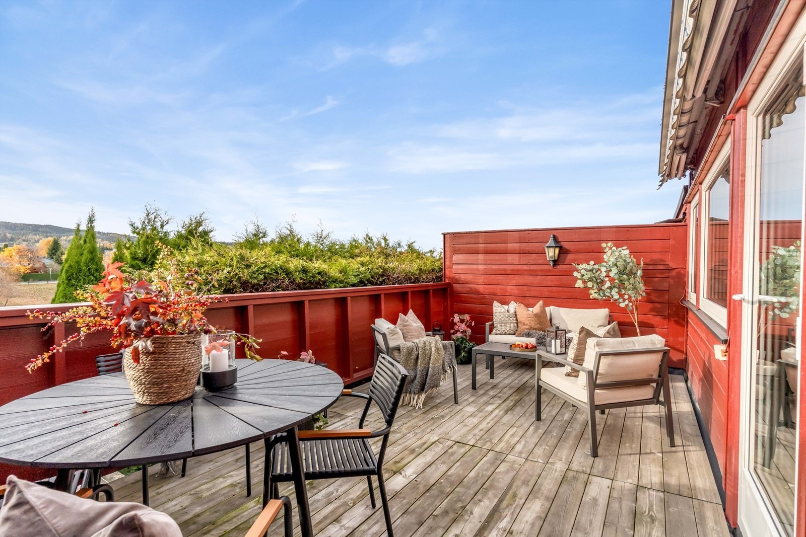 Boligen har sydvestvendt veranda med gode solforhold og hyggelig utsyn. Galleribilde