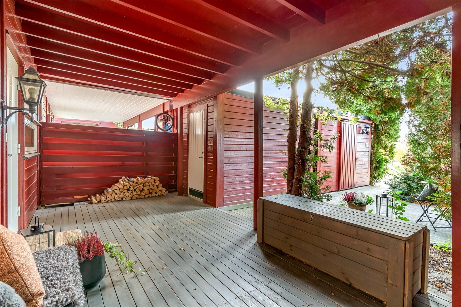 Rekkehuset har i tillegg to uteboder rett ved inngangspartiet Galleribilde