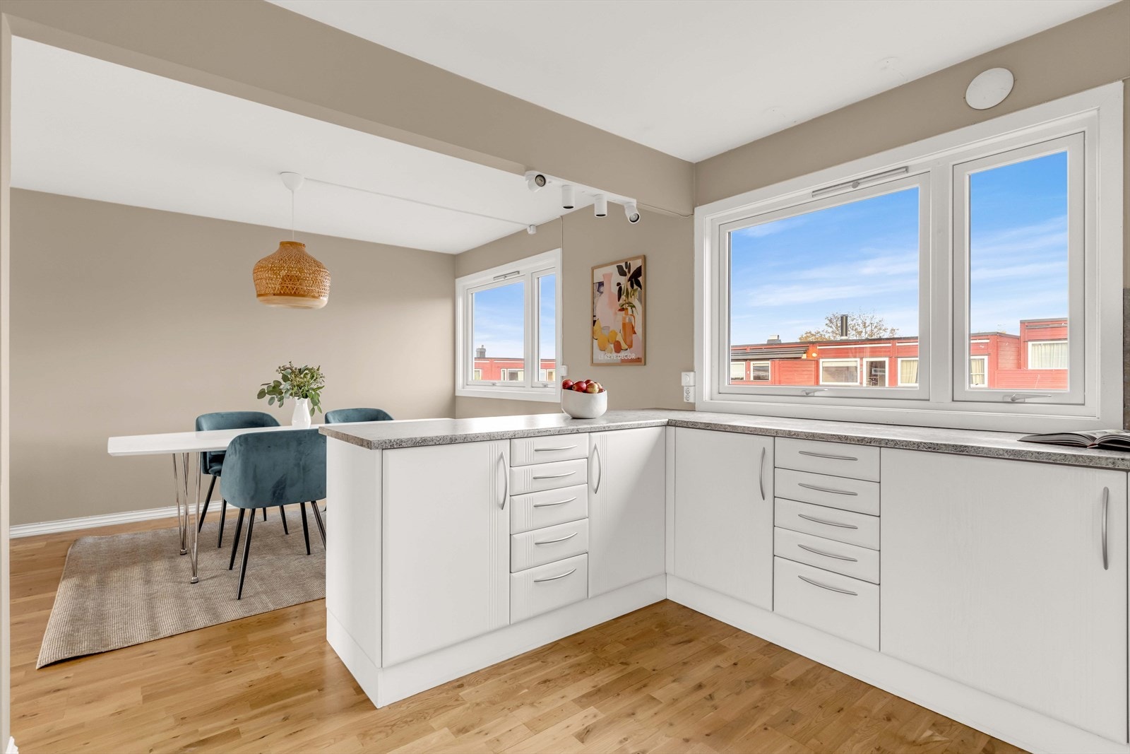 Den åpne kjøkkenløsningen er perfekt for deg som er sosial, og liker å ha middagsgjester. Her er det god plass til at mange kan kokkelere sammen. Galleribilde