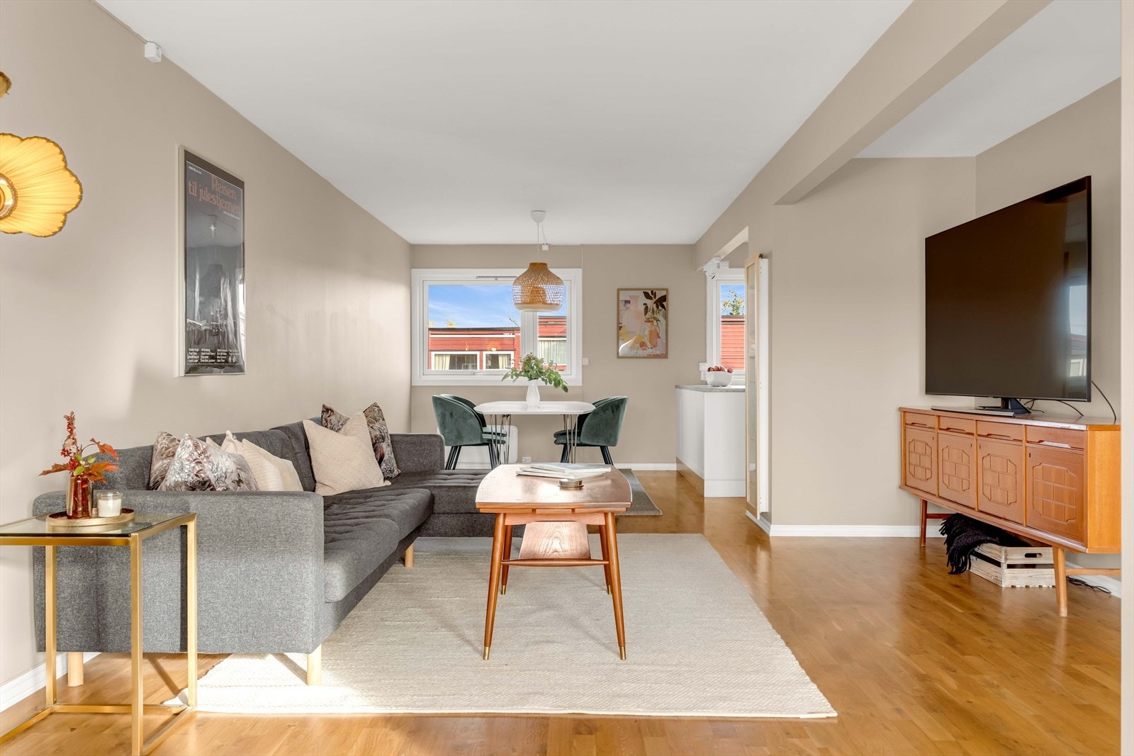 Stuen er pen og romslig, med naturlig soneinndelinger. Galleribilde