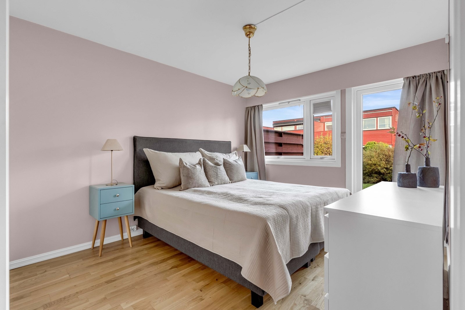 Hovedsoverommet gir plass til dobbeltseng, nattbord og garderobeløsninger. Galleribilde