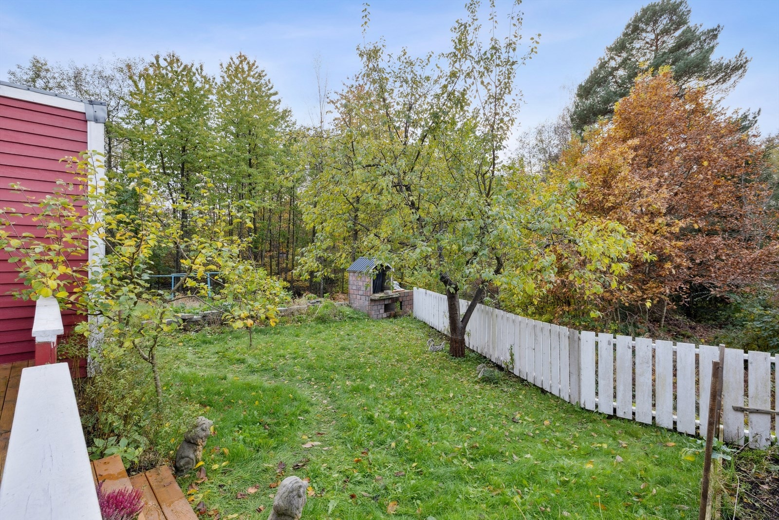 Her kan du sikre deg et enderekkehus med egen garasje samt solrik og fin uteplass Galleribilde