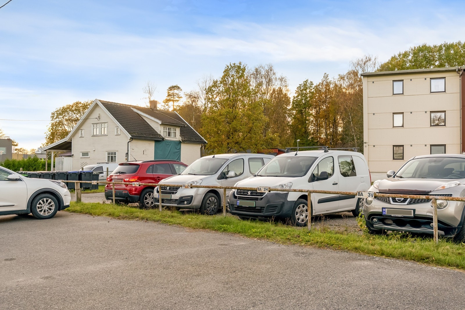 Det medfølger egen oppmerket plass i tillegg til gode parkeringsmuligheter på felles oppstillingsplasser Galleribilde