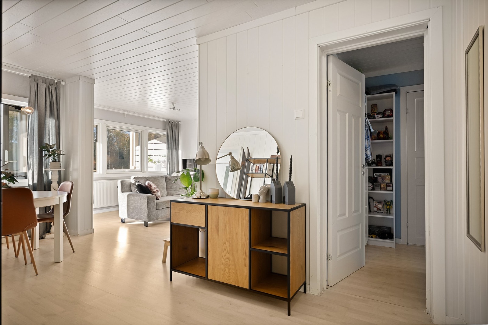 Tidsriktig preg med oppgraderte overflater fra 2017 - nytt gulv, smartpanel og panel i tak Galleribilde