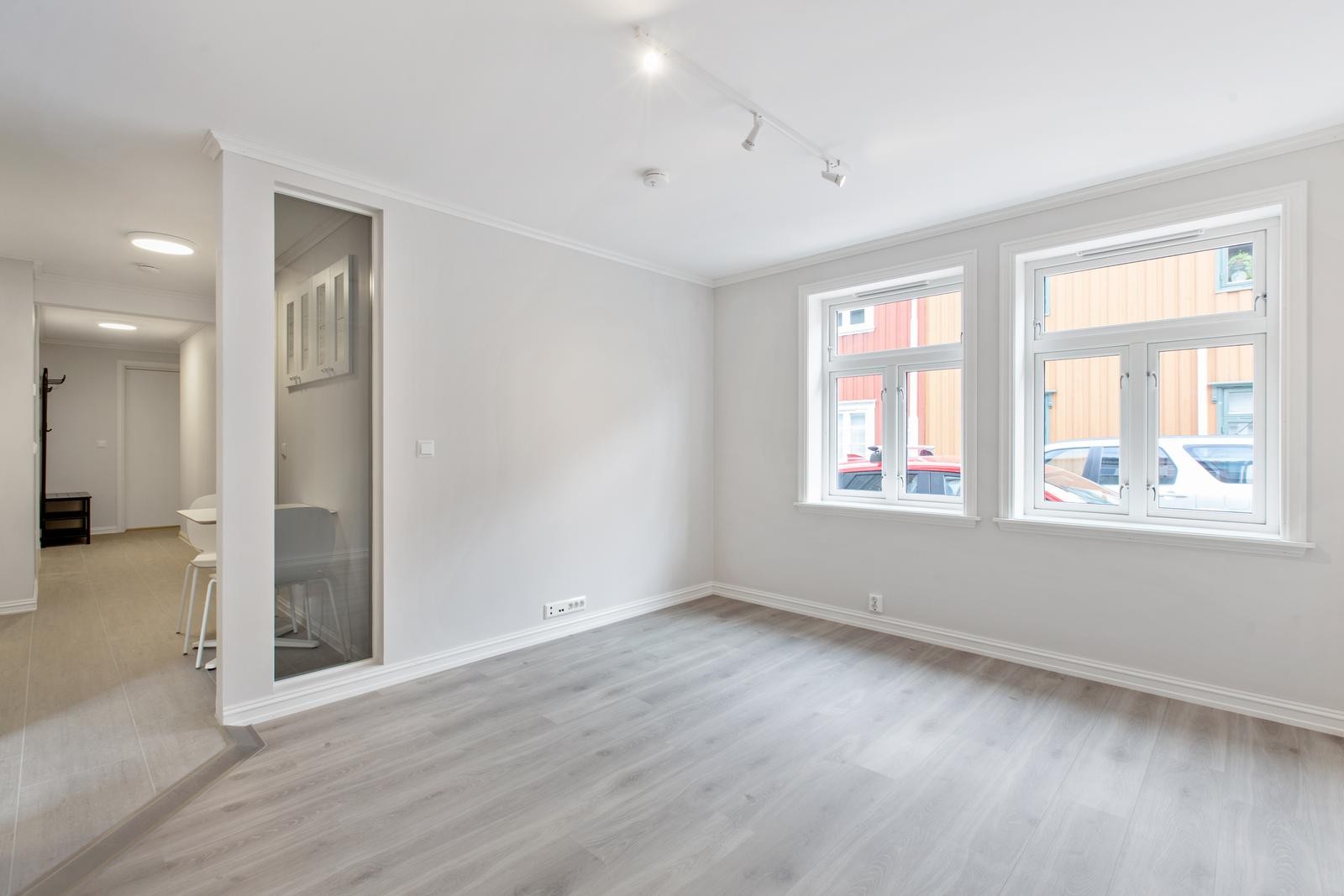 Stue med god plass til sofagruppe og eventuelle andre møbler. Store vinduer gir godt med lysinnslipp Galleribilde