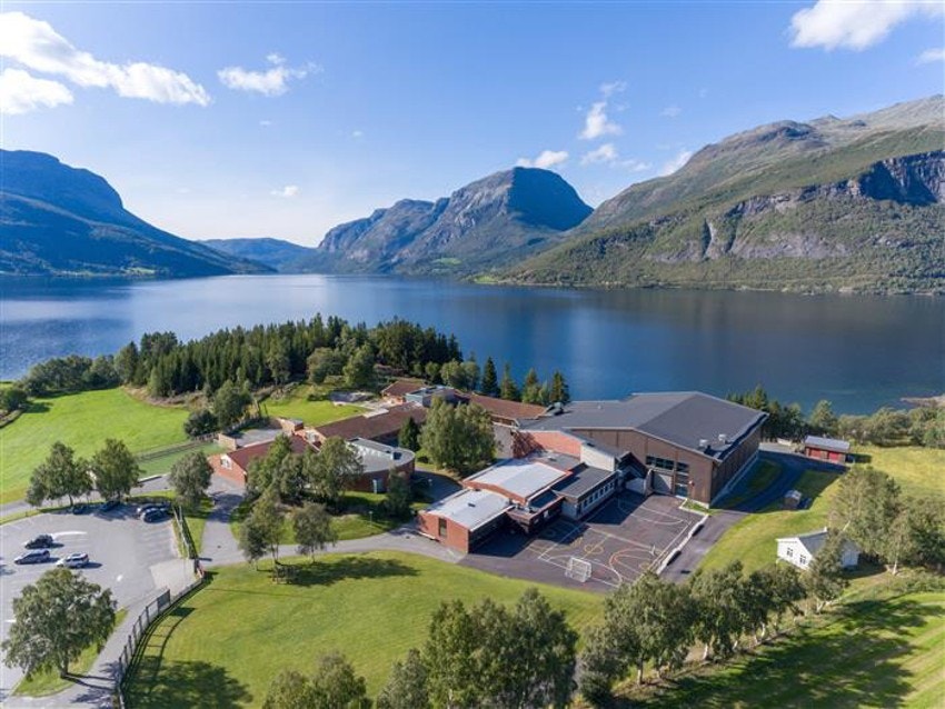 Vang barne- og ungdomsskole, ca. 15 minutters kjøring fra Føsselie. i 2014-2017 ble det gjennomført en storstilt ombygging og påbygging. Alle klasserom kraftig renovert, ny flerbrukshall med teleskoptribune og klatrevegg, terapibasseng m.m. Galleribilde