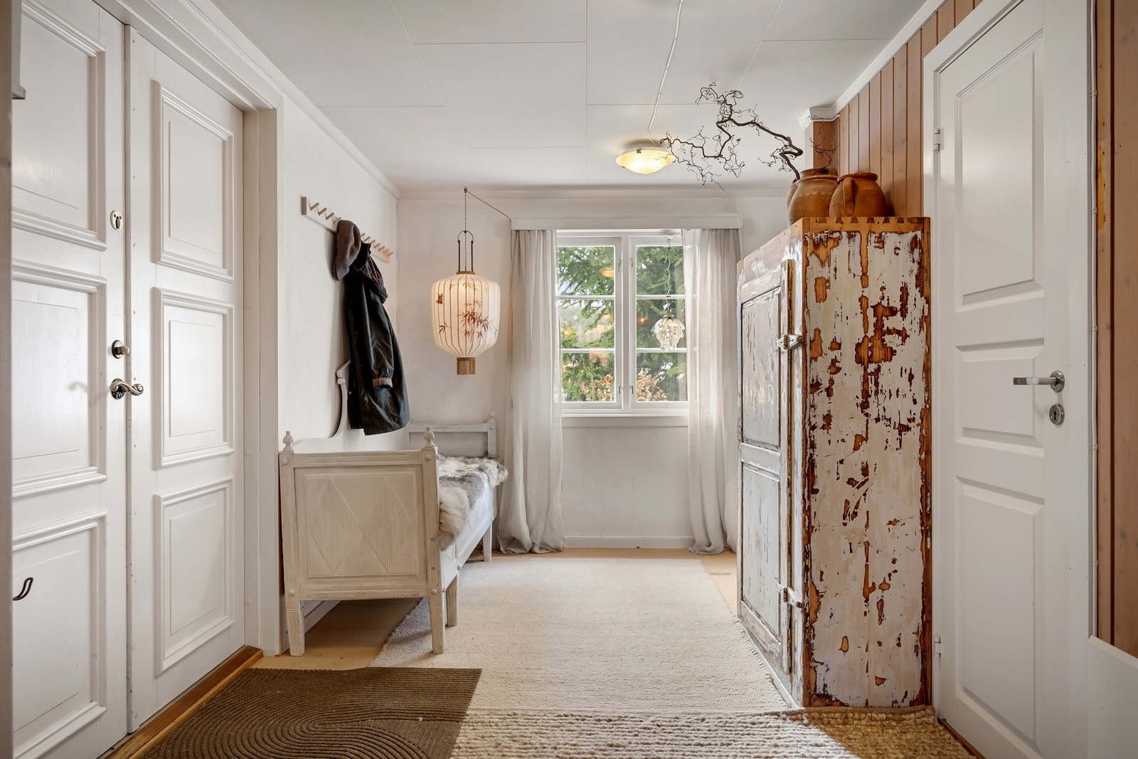 Romslig gang med gode muligheter for praktiske oppbevaringsløsninger og en funksjonell entré. Rommet har oppussingsbehov. Galleribilde