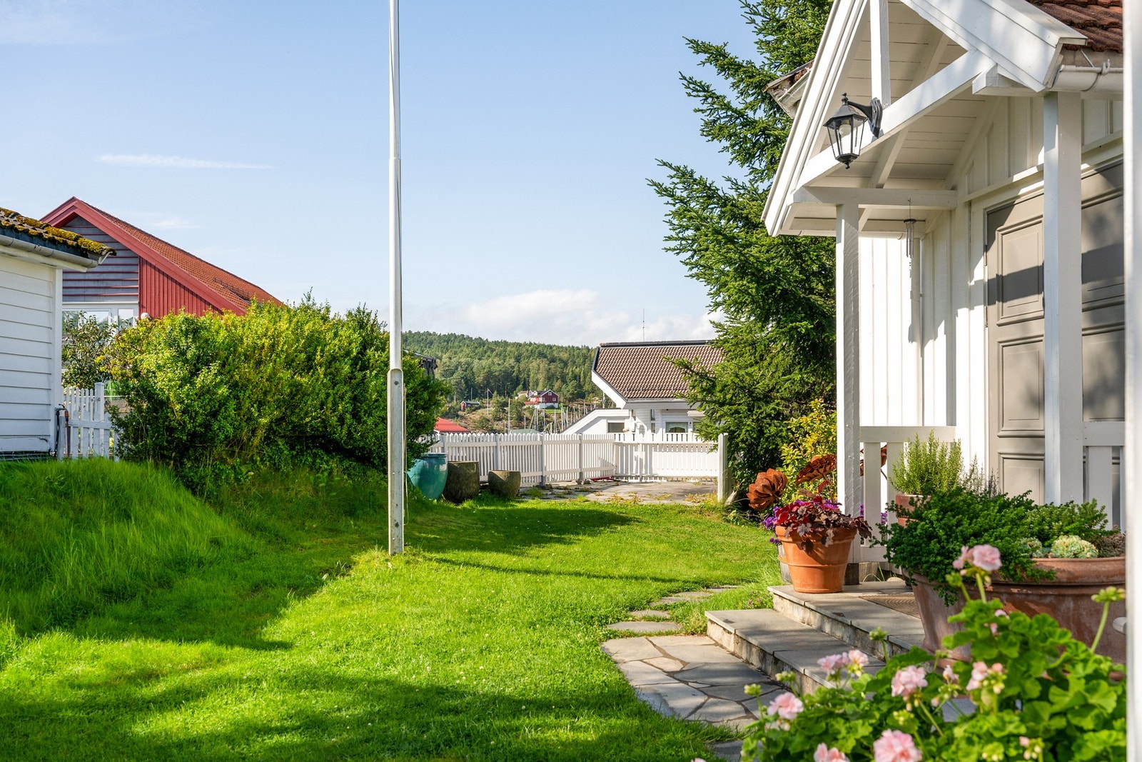 Eiendommen disponerer egen takterrasse på felles bygg sammen med naboen. Galleribilde