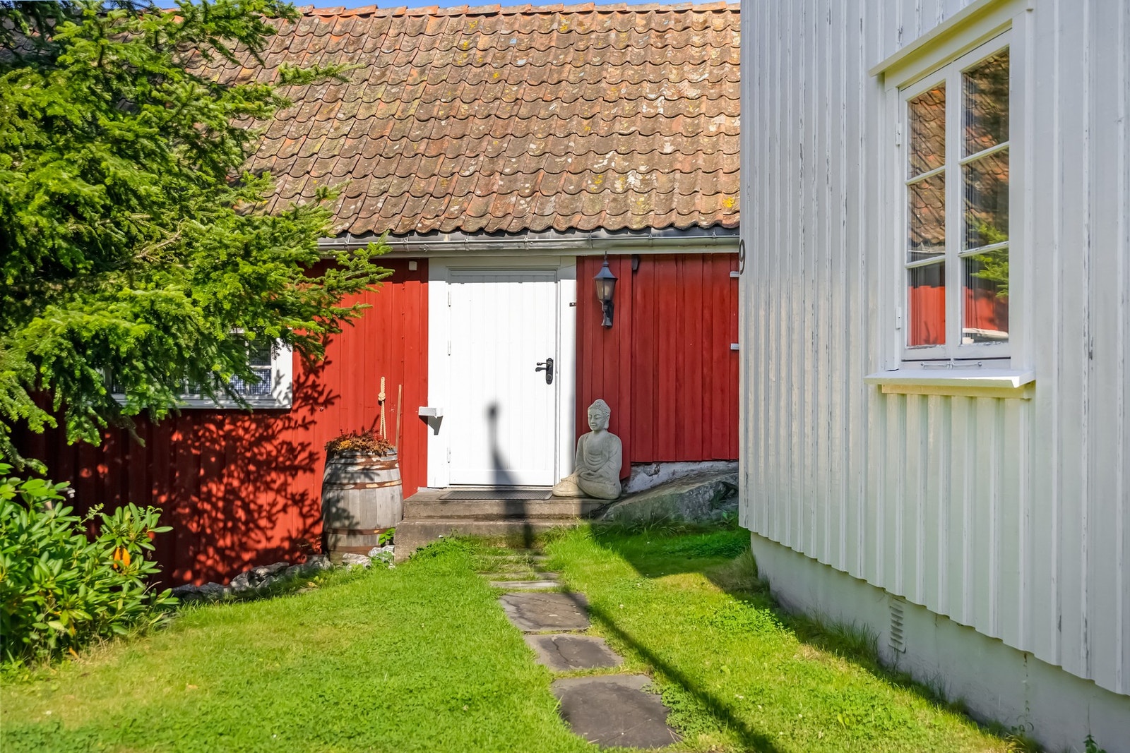 Uthus bestående at stort laftet hobbyrom, hems og en isolert avdeling - antatt bygd samme år som huset ca. 1750. Galleribilde
