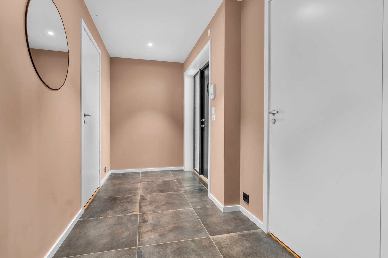 Velkommen inn! Leiligheten har vannbåren gulvvarme i gang, stue, kjøkken, bad og vaskerom/bod. Fra gangen er det adkomst til badet. Galleribilde