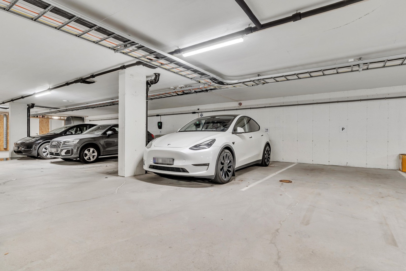 Parkeringsplass i lukket anlegg. Mulighet for å sette opp elbil lader. Det medfølger også en sportsbod på ca 5kvm. Galleribilde