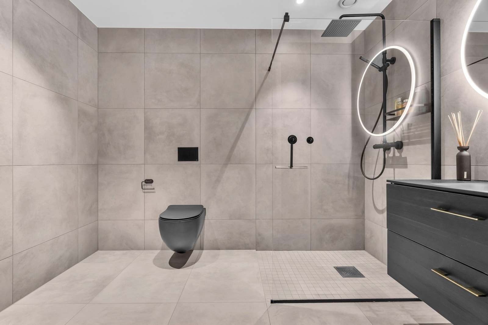 Moderne baderom med stilren innredning. Oppgradert fra standard leveranse. Galleribilde