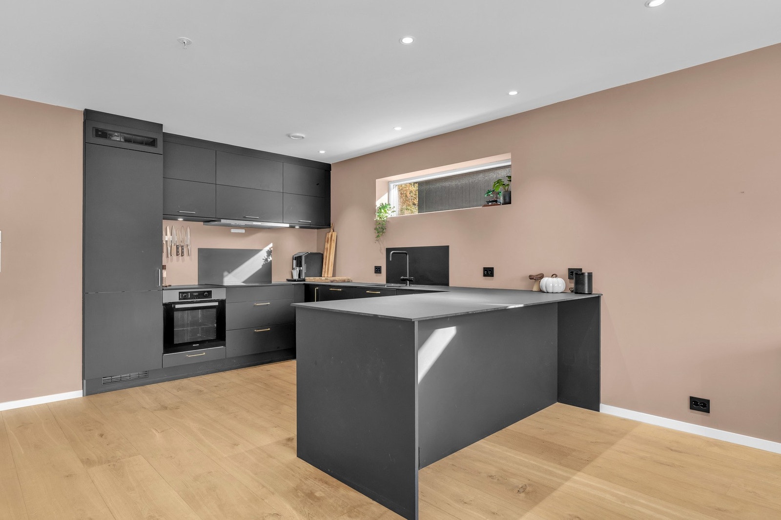 God benkeplass, integrerte hvitevarer fra AEG og Miele og åpen løsning mot spiseområdet. Galleribilde